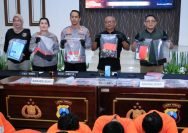 Ungkap kasus Pesta Gay di Hotel dalam konferensi pers di Mapolrestabes Surabaya, Rabu (22/10/2025).