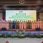 Pengukuhan Pengurus Dharma Wanita Persatuan (DWP) Surabaya masa bakti 2025-2029 di Gedung Wanita Candra Kencana, Senin (6/10/2025).