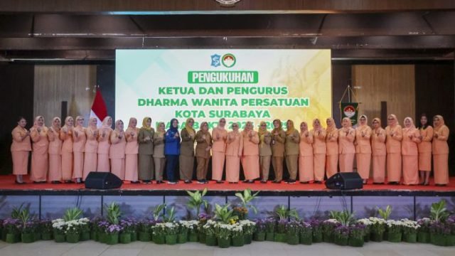 Pengukuhan Pengurus Dharma Wanita Persatuan (DWP) Surabaya masa bakti 2025-2029 di Gedung Wanita Candra Kencana, Senin (6/10/2025).