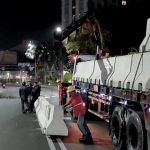 Proses pemasangan barrier beton di Jalan Basuki Rachmat Surabaya (dok. Dishub Surabaya)