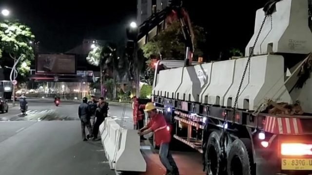 Proses pemasangan barrier beton di Jalan Basuki Rachmat Surabaya (dok. Dishub Surabaya)