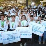 Acara penyerahan bonus kepada atlet Porprov Jatim 2025 di halaman Balai Kota Surabaya, Rabu (8/10/2025) malam.