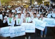 Acara penyerahan bonus kepada atlet Porprov Jatim 2025 di halaman Balai Kota Surabaya, Rabu (8/10/2025) malam.
