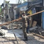 Proses penertiban bangunan liar di sempadan Saluran Kebonagung, Ketintang, Gayungan, Surabaya (dok. Satpol PP Surabaya)