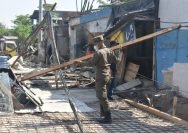 Proses penertiban bangunan liar di sempadan Saluran Kebonagung, Ketintang, Gayungan, Surabaya (dok. Satpol PP Surabaya)