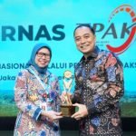 Wali Kota Surabaya Eri Cahyadi, saat menerima TPKAD Award 2025 di Balai Kartini, Jakarta, Jumat (10/10/2025) /Foto: Pemkot Surabaya