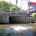 Kondisi semburan di Sungai Rungkut Tengah, Kecamatan Gunung Anyar Surabaya Jumat, (17/10/2025) siang.