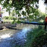 Kondisi semburan di Sungai Rungkut Tengah, Kecamatan Gunung Anyar Surabaya Jumat, (17/10/2025) siang.