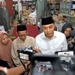 Wali Kota Surabaya Eri Cahyadi saat takziah ke salah satu keluarga korban pondok pesantren rubuh (dok. Pemkot Surabaya)