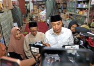 Wali Kota Surabaya Eri Cahyadi saat takziah ke salah satu keluarga korban pondok pesantren rubuh (dok. Pemkot Surabaya)