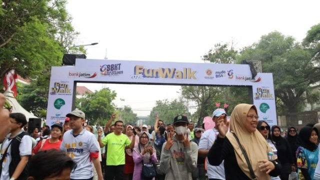 Fun Walk Puncak Bulan Bhakti Karang Taruna (BBKT) Kota Surabaya Tahun 2025, Minggu (16/11/2025).