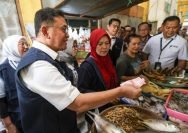 Menteri Perdagangan (Mendag) RI Budi Santoso, saat pelaksanaan program Gernas Mapan di Pasar Sememi, Surabaya, Kamis (13/10/2025).