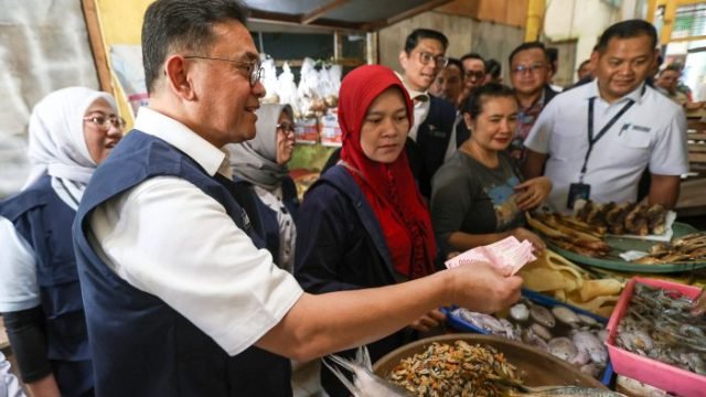 Menteri Perdagangan (Mendag) RI Budi Santoso, saat pelaksanaan program Gernas Mapan di Pasar Sememi, Surabaya, Kamis (13/10/2025).