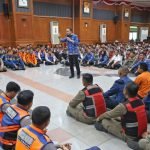 Pengarahan Wali Kota Surabaya Eri Cahyadi kepada ratusan personel di Graha Sawunggaling, Senin (17/11/2025).