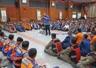 Pengarahan Wali Kota Surabaya Eri Cahyadi kepada ratusan personel di Graha Sawunggaling, Senin (17/11/2025).