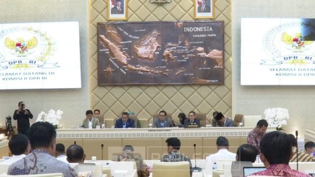 Rapat Dengar Pendapat (RDP) Komisi II DPR RI di Jakarta, Selasa (18/11/2025) (Sc: Yt/TVR Parlemen)