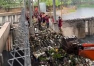 dok. Satgas melakukan pembersihan sampah di rumah pompa (Ist)