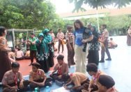 Tim CommonSeas saat berkunjung ke salah satu SMP di Kota Surabaya, Kamis (13/11/2025).
