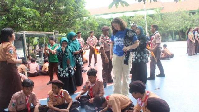 Tim CommonSeas saat berkunjung ke salah satu SMP di Kota Surabaya, Kamis (13/11/2025).