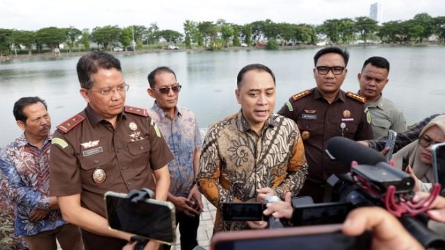 Acara penyerahan sekaligus peresmian aset di Gazebo UNESA, Kamis (13/11/2025).