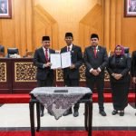 Penandatanganan persetujuan naskah berita acara Raperda APBD 2026 di Gedung DPRD Surabaya, Senin (10/11/2025).