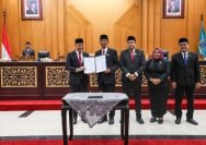 Penandatanganan persetujuan naskah berita acara Raperda APBD 2026 di Gedung DPRD Surabaya, Senin (10/11/2025).