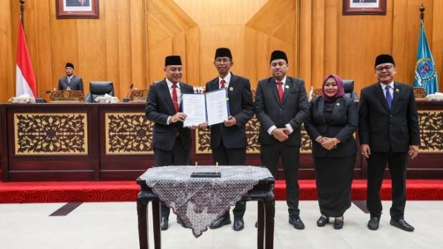 Penandatanganan persetujuan naskah berita acara Raperda APBD 2026 di Gedung DPRD Surabaya, Senin (10/11/2025).