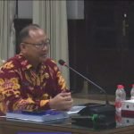 Sekretaris DPM-PTSP Kota Surabaya, Lasidi, saat menyampaikan proposal dalam uji kelayakan pengisian Jabatan Pimpinan Tinggi Pratama (JPT) di Ruang Sidang Wali Kota Surabaya, Senin (1/12/2025).