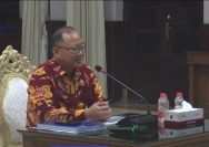 Sekretaris DPM-PTSP Kota Surabaya, Lasidi, saat menyampaikan proposal dalam uji kelayakan pengisian Jabatan Pimpinan Tinggi Pratama (JPT) di Ruang Sidang Wali Kota Surabaya, Senin (1/12/2025).