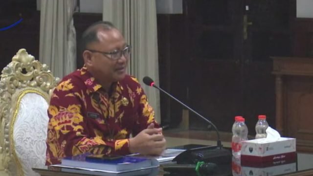 Sekretaris DPM-PTSP Kota Surabaya, Lasidi, saat menyampaikan proposal dalam uji kelayakan pengisian Jabatan Pimpinan Tinggi Pratama (JPT) di Ruang Sidang Wali Kota Surabaya, Senin (1/12/2025).
