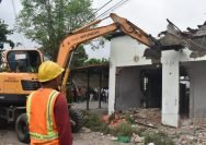 Proses Pembongkaran Pasar Simo Mulyo Surabaya.