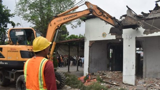 Proses Pembongkaran Pasar Simo Mulyo Surabaya.