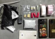 Sejumlah barang bukti yang berhasil diamankan aparat kepolisian. (dok. Satresnarkoba Polrestabes Surabaya)