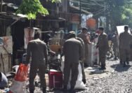 Pembongkaran bangli di Jetis Kulon, Kecamatan Wonokromo, Surabaya, Kamis (16/7/2026). Foto dok/Satpol PP Surabaya