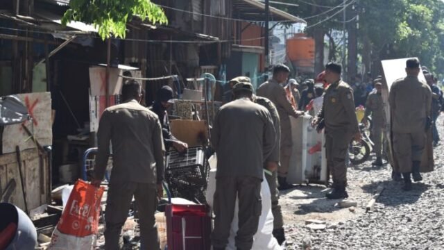 Pembongkaran bangli di Jetis Kulon, Kecamatan Wonokromo, Surabaya, Kamis (16/7/2026). Foto dok/Satpol PP Surabaya