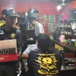 Petugas gabungan melakukan pengecekan terhadap sejumlah warung kopi di kawasan Surabaya Utara, Jumat (13/8/2026) malam.