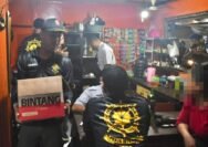 Petugas gabungan melakukan pengecekan terhadap sejumlah warung kopi di kawasan Surabaya Utara, Jumat (13/8/2026) malam.