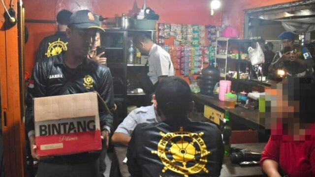 Petugas gabungan melakukan pengecekan terhadap sejumlah warung kopi di kawasan Surabaya Utara, Jumat (13/8/2026) malam.