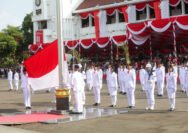 Upacara Peringatan Hari Ulang Tahun (HUT) ke-81 Republik Indonesia di Halaman Balai Kota Surabaya, Senin (17/8/2026).
