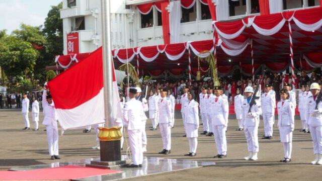 Upacara Peringatan Hari Ulang Tahun (HUT) ke-81 Republik Indonesia di Halaman Balai Kota Surabaya, Senin (17/8/2026).